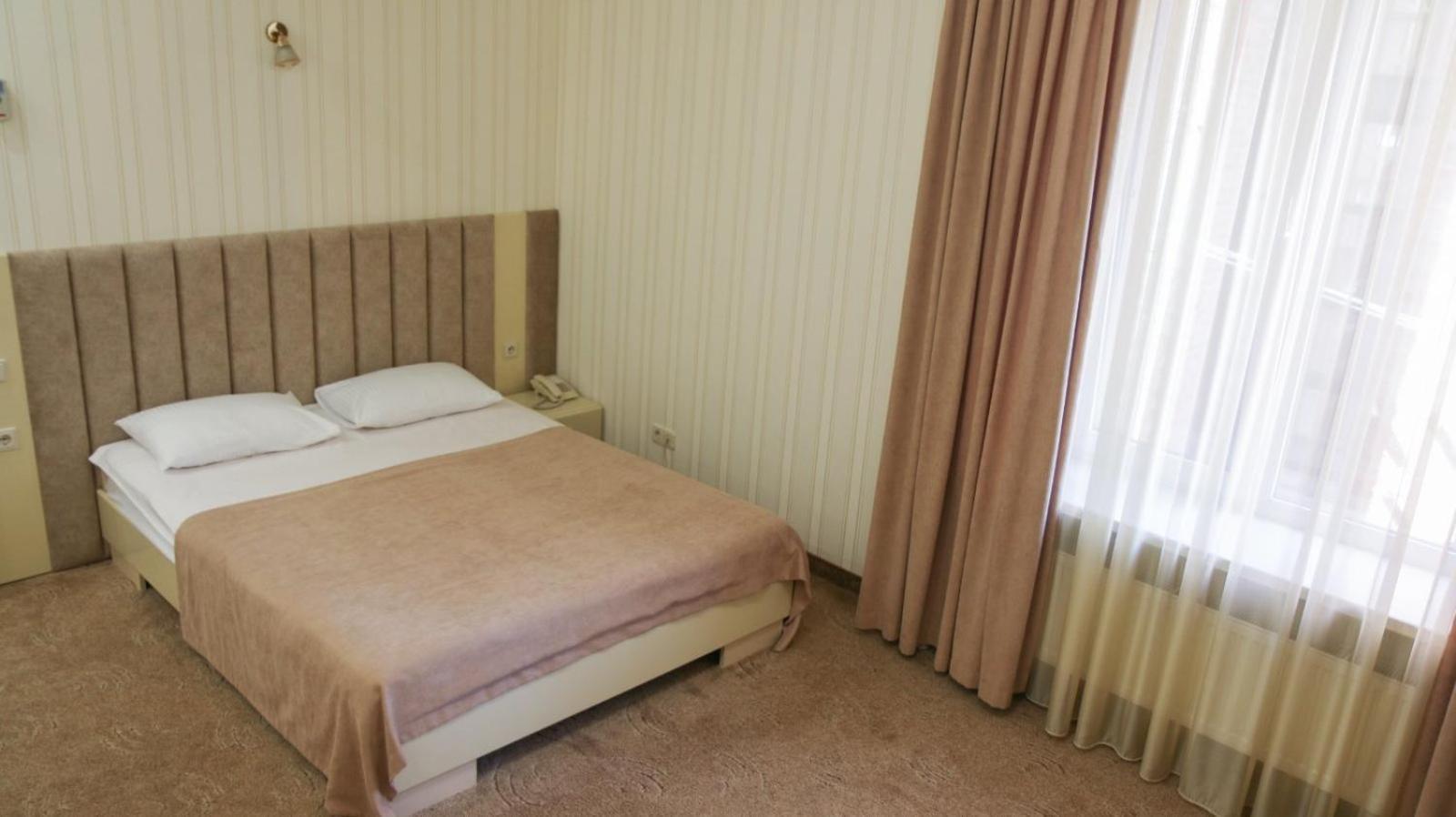 Hotel Status Vinnycja Esterno foto